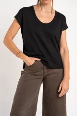 Remera negra de algodón peinado, de corte holgado con cuello redondo amplio y mangas cortas japonesas.