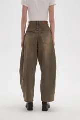 Pantalon de jean con corte tipo balloon, de tiro medio y diseño holgado con costuras verticales frontales.