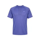 Remera Nike para running de manga corta, color violeta, con tecnología Dri-Fit, cuello redondo y diseño con patrón texturizado en los hombros y el pecho. Cuenta con el logotipo de la marca estampado en el pecho y detalles reflectantes en las mangas.