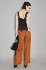 Pantalón de jean corte oxford, color camel, con tiro medio y diseño de pierna ancha. Presenta costuras reforzadas y bolsillos traseros clásicos.
