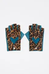 Mitones de cuero con estampado animal print y detalles en color turquesa. Presentan un recorte central en forma de corazón rodeado de pequeñas tachas metálicas y un cierre de broche a presión en la muñeca.