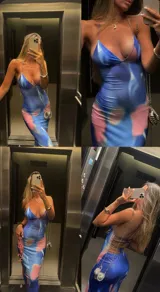 Vestido largo de microtul con doble capa, de corte ajustado y tirantes finos. Presenta un estampado abstracto con degradado en tonos azules y rosados.