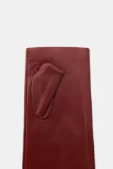 Guantes tipo mitones largos confeccionados en piel 100% color bordó, con diseño liso y minimalista.