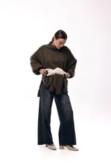 Jean wide leg de tiro medio en color azul oscuro con costuras verticales visibles que aportan estructura. Presenta un corte amplio y relajado con diseño de cinco bolsillos.