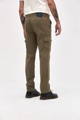 Pantalón cargo de gabardina en color gris, con corte standard slim. Presenta bolsillos laterales y bolsillos cargo con solapa y botones en los muslos.