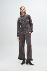 Pantalón de terciopelo rib lurex color gris, de corte recto y holgado, con detalle de volados en el ruedo.