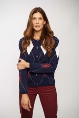 Saco tipo cardigan de punto con diseño de rombos en colores azul, blanco y bordó. Presenta cuello redondo, cierre frontal con botones y bolsillos delanteros.