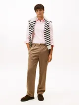 Camisa de corte slim fit, color rosa claro, confeccionada en tejido dobby de algodón elástico. Presenta cuello con botones y puños redondeados con botón.