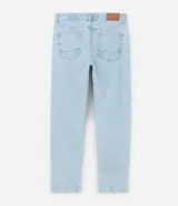 Pantalón de jeans celeste, corte slim, con bolsillos delanteros y traseros, trabillas en la cintura y cierre tradicional con botón y cremallera.