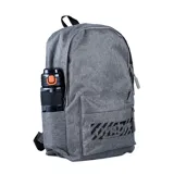 Mochila gris de tela con logo estampado en negro con líneas diagonales. Cuenta con un compartimento principal con cierre, un bolsillo frontal con cierre y bolsillos laterales abiertos.