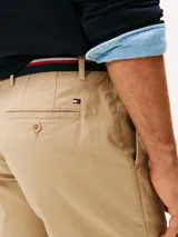 Bermuda de sarga de algodón elástico con corte slim, incluye cinturón, cierre de cremallera, bolsillos delanteros y traseros con botón.