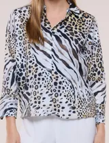 Blusa de gasa liviana con estampado animal print que combina leopardo y cebra, cuello camisero con escote en V y mangas largas con puños anchos.