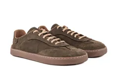 Championes de estilo barefoot color marrón, confeccionados en cuero natural. Presentan un diseño minimalista con suela plana, fina y flexible, puntera anatómica amplia y cordones al tono.