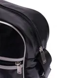 Bandolera Adidas modelo Airliner OG, color negro con detalles en blanco. Presenta un diseño retro con el logo clásico de la marca estampado en el frente, cierre principal y bolsillo frontal con cremallera.