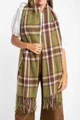 Bandana de tejido suave con diseño de cuadros en tonos verde pistacho, blanco, marrón y azul.