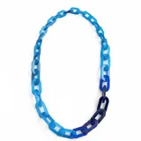 Collar largo de cadena confeccionado en resina con diseño de eslabones en degradé de tonos azules.