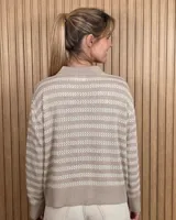 Cardigan de punto color marrón tostado, con cuello camisero, cierre frontal con botones y diseño de rayas sutiles en el tejido. Presenta mangas largas con puños elásticos y corte recto.