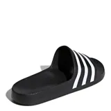Chancletas Adidas Adilette Aqua negras con tres tiras blancas horizontales sobre el empeine.