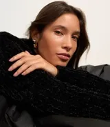 Buzo celeste de chenille con cuello alto y mangas largas.