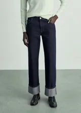 Jeans de corte recto y tiro medio en color azul oscuro (rinse wash), con diseño de cinco bolsillos y bajo con vuelta ancha.