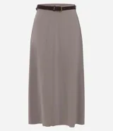Pollera midi Marfinno de corte evasé y caída fluida, confeccionada en viscosa. Cuenta con cintura estructurada con pasadores y un cinturón a juego con hebilla metálica.