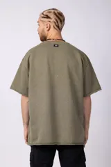 Remeron de algodón rústico con efecto de lavado gastado, corte oversize, cuello redondo y mangas cortas con terminaciones al corte.