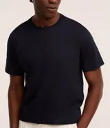 Remera de manga corta y cuello redondo, confeccionada en algodón peruano de alta calidad. Presenta un diseño liso y corte cómodo.