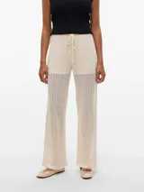 Pantalón de tiro alto con corte wide leg y cintura elástica con cordón ajustable. Confeccionado en punto single jersey con mezcla de algodón convencional, algodón reciclado y poliéster reciclado, combina suavidad, elasticidad y comodidad.