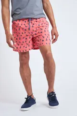 Short de baño con cintura elástica y cordón ajustable, confeccionado en tela ligera de secado rápido. Presenta un estampado botánico integral en tonos amarillos, blancos y azules, con dos bolsillos delanteros y uno posterior.