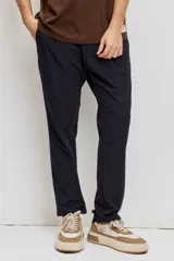 Pantalon de corte recto y ajuste cómodo, color azul marino, con cintura elastizada y bolsillos laterales.