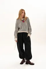 Pantalon de corte holgado y estilo relajado, confeccionado en color negro, con cintura elástica y cordón ajustable.