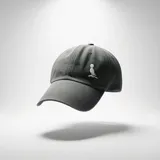 Gorra tipo baseball de jean color gris, con logo bordado en blanco en el frente y cierre ajustable en la parte posterior.