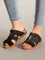 Sandalias negras de gamuza sintética con textura animal print de serpiente, capellada con tiras cruzadas, hebilla metálica de ajuste lateral y suela de goma con plataforma de corcho.