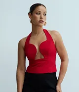 Blusa frente única de sastrería color rojo, con escote orgánico pronunciado y breteles anchos. Diseño corto y estructurado con espalda descubierta.