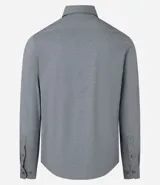 Camisa de manga larga blanca, corte slim fit, con cuello tradicional y abotonadura frontal.