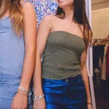 Top strapless con elástico de ajuste en la espalda y forro.