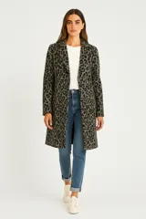 Tapado de corte recto y largo medio con estampado animal print en tonos grises y negros. Presenta cuello con solapas, cierre frontal con botones y mangas largas.