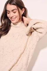 Sweater color crema con cuello alto, tejido de punto con textura y mangas largas con puños acampanados.