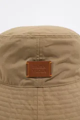 Gorro tipo bucket negro de tejido gabardina con etiqueta de piel logotipada de la marca Bimba y Lola.