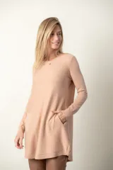 Buzo largo color salmón de tejido de punto fino, con cuello redondo, mangas largas y dos bolsillos delanteros.