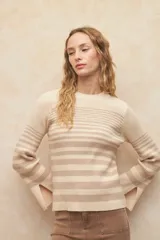 Sweater a rayas horizontales rojas y blancas, de mangas largas acampanadas y cuello redondo.