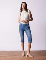 Pantalón capri de denim elastizado, color celeste.