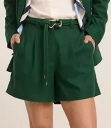 Short de viscosa, lino y poliéster color verde, con cinturón de cuerda doble y hebilla metalizada, trabillas en la cintura y pliegues delanteros.