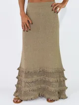 Pollera larga de punto color negro, con diseño ajustado en la parte superior y detalles de volados con textura en el ruedo.