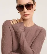 Suéter de punto color marrón, con cuello redondo, manga larga y textura geométrica de losângos.