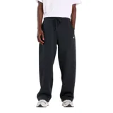 Pantalon de jogging New Balance de corte holgado, color negro, con cintura elástica ajustable mediante cordón y logo de la marca bordado en la pierna.
