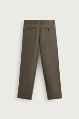 Pantalón straight fit color marrón oscuro, confeccionado en tejido compacto de algodón con estructura twill, bolsillos frontales, bolsillos traseros de vivo con botón y cierre frontal con cremallera y botón.