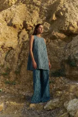 Jean de tiro medio con corte oversize y diseño de pierna ancha. Confeccionado en denim de algodón con estampado láser efecto acebrado.