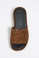 Sandalia de plataforma forrada de piel con estampado de leopardo. Plantilla de piel con logo grabado y suela personalizada.