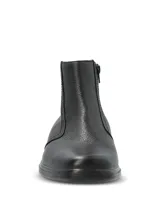 Bota de cuero color negro, de caña corta, con cierre lateral y suela de poliuretano, equipada con tecnología waterproof.